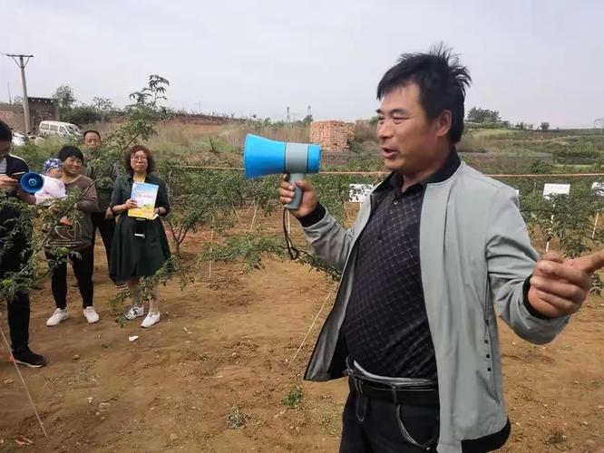洛阳邦农科技侯晓玲老师针对花椒蚜虫防治与农户进行技术讲解观摩后